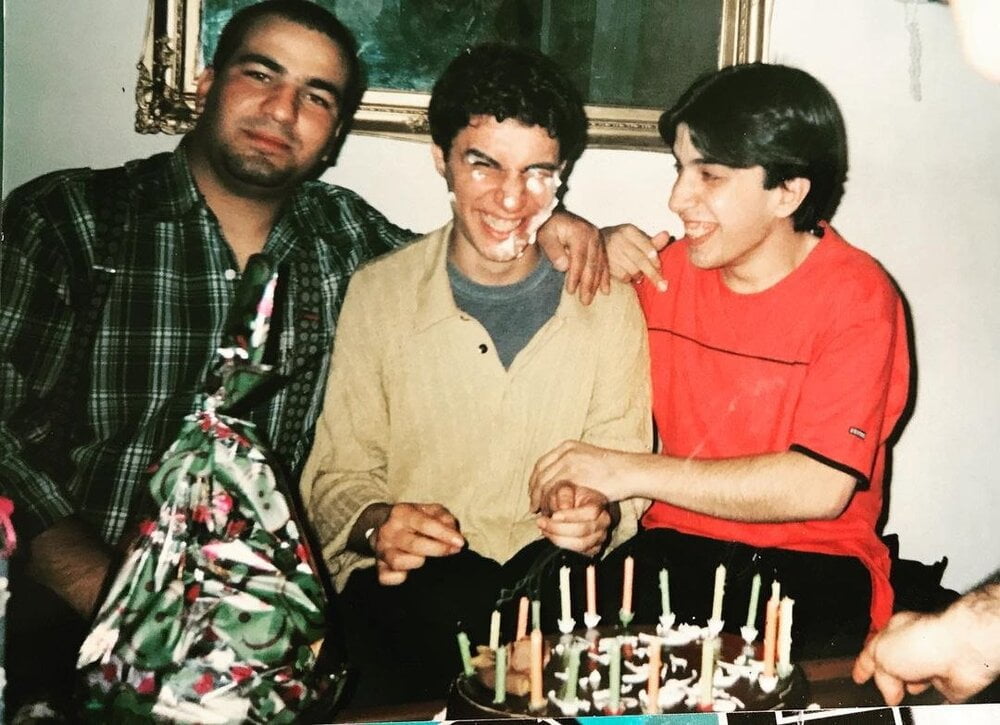 عکسِ زیرخاکی از جشن تولد ۲۰ سالگی جواد عزتی