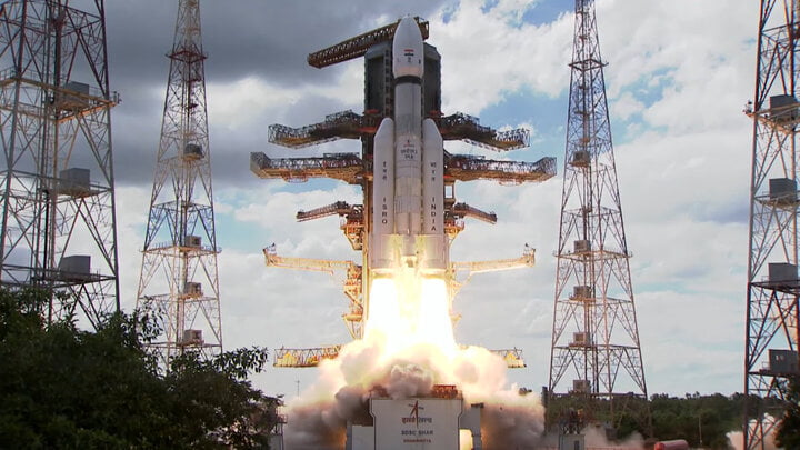 موشک غول‌پیکری که فضاپیمای هند را به ماه برد/ عکس