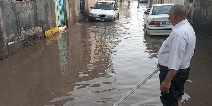 تلاش جالب برای جمع‌آوری آب از خیابان‌های اهواز/ عکس