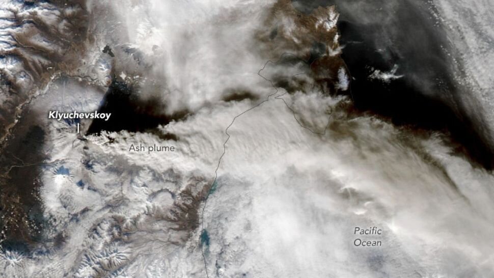فوران عظیم آتشفشان در روسیه از فضا دیده شد/ عکس